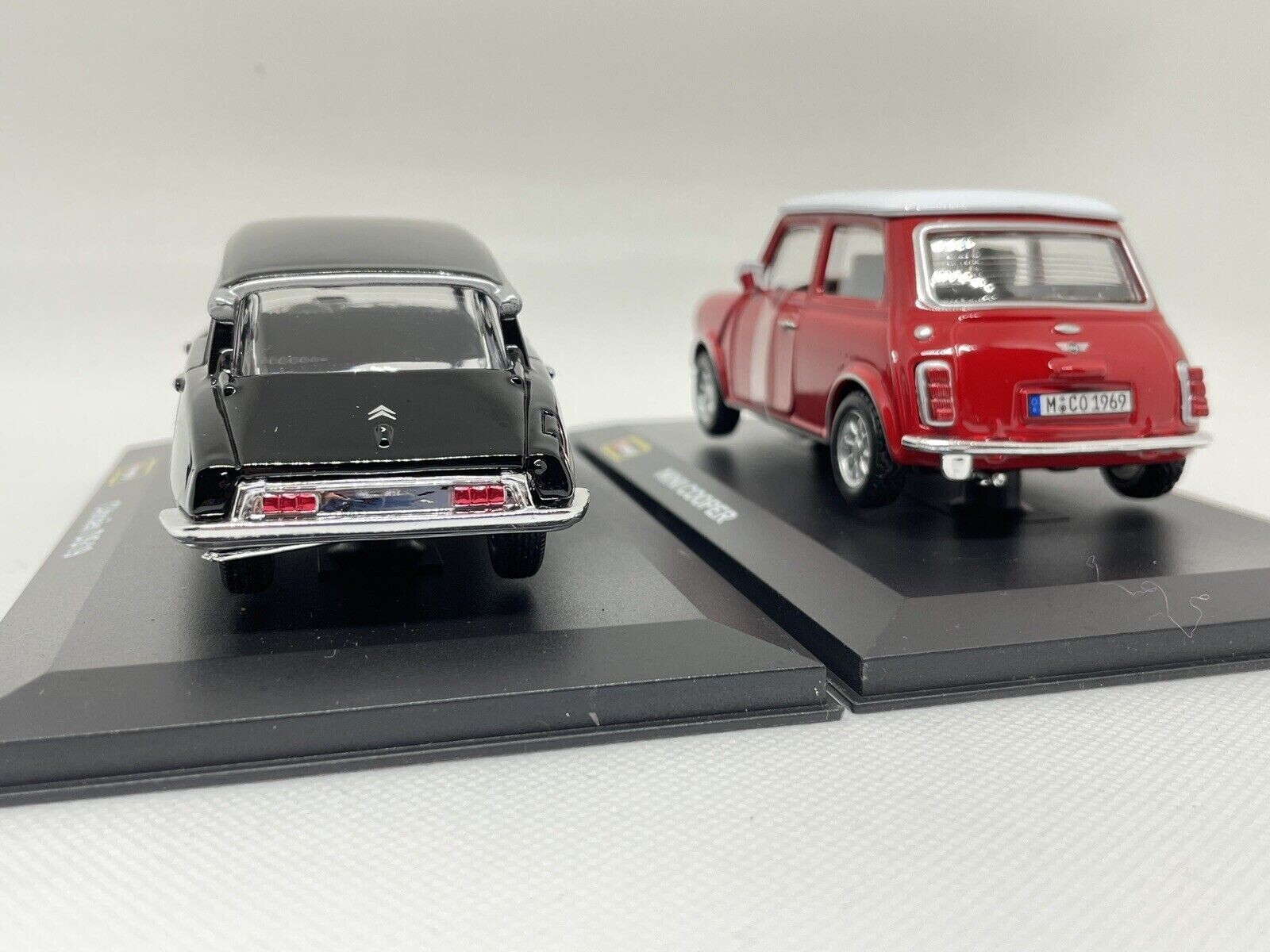 CITROEN DS 19 and MINI COOPER 1:32 scale with BLACK PLINTH Car model diecast Toy - Picture 2 of 7