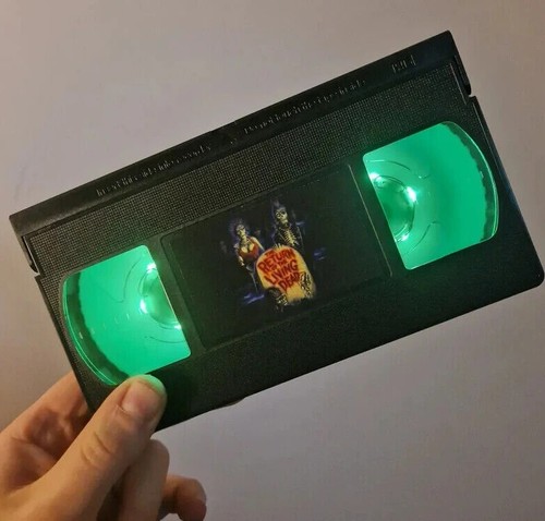 Lampada Videocassetta Horror & Thriller LED VHS Compleanno Natale Idee Regalo Luce Retrò - Foto 106 di 143