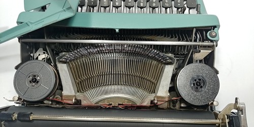 Vintage Olivetti LETTERA 32 Manual Typewriter in Beautiful Condition - Picture 8 of 16