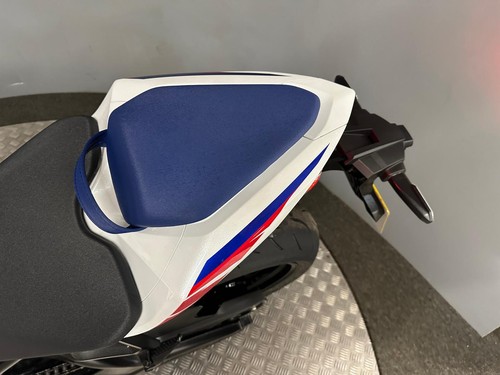 Honda CBR 1000 RR Fireblade SP 2024 30th Anniversary with only 1223 miles - Picture 13 of 16
