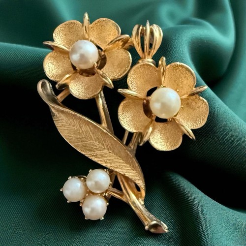 Lisner Flower Brooch Gold Tone Faux Pearl Mid Century Floral Pin Vintage - Picture 10 of 11