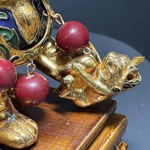 Paar vergoldete Cloisonné Emaille Foo Hund Statuen Holzsockel Gold Kupferdraht Design - Bild 20 von 24