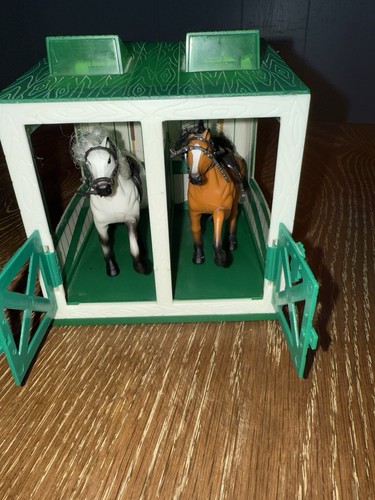 "Establo de caballos Kid Kore vintage con 2 mini caballos puertas verdes ~ juego de granero de 5x5""" - Imagen 4 de 16