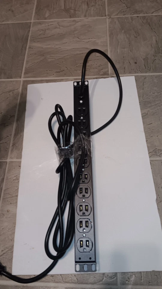 Unidad de distribución de energía para rack APC AP9562 120 V 15 A.Lote de 10.Recogida local.Vermont Foto 2 de 4