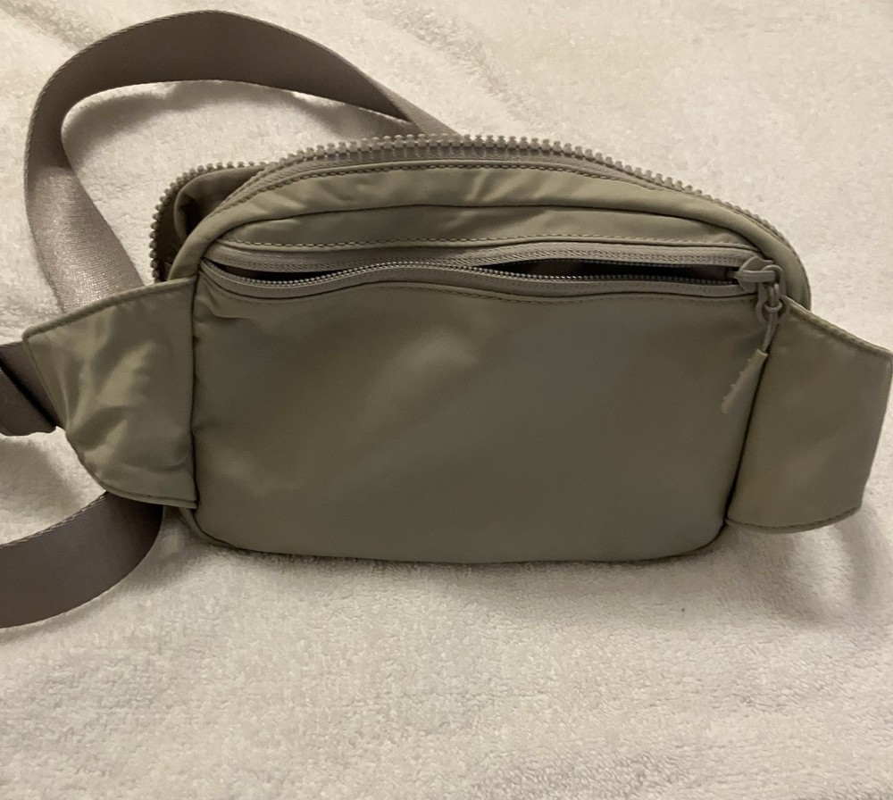 Lululemon Adjustable Crossbody Belt Bag 1L in Off White