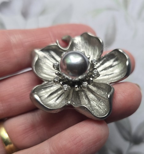 Broche MAGNÉTICO Metal tono plata Magnolia del Sur. Joyería Flor Magnolia - Imagen 3 de 9