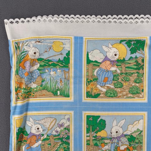 Funda de almohada hecha a mano con tema Peter Rabbit bordada escenas de jardín blancas - Imagen 4 de 8