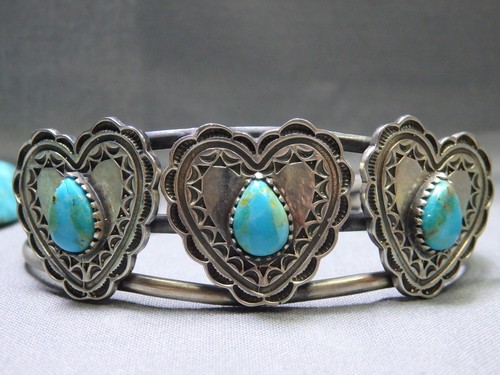 NAVAJO 1990s KINGMAN TURQUOISE Stamped Sterling Silver HEARTS 36g Bracelet - Picture 3 of 14