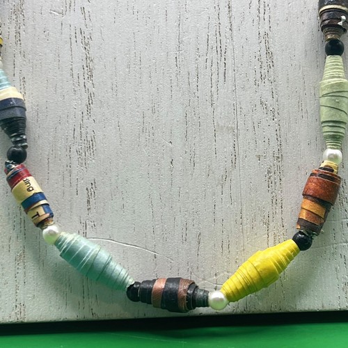 Collana di perle di carta arrotolate fatte a mano filo lungo continuo riciclato bohemien - Foto 4 di 11