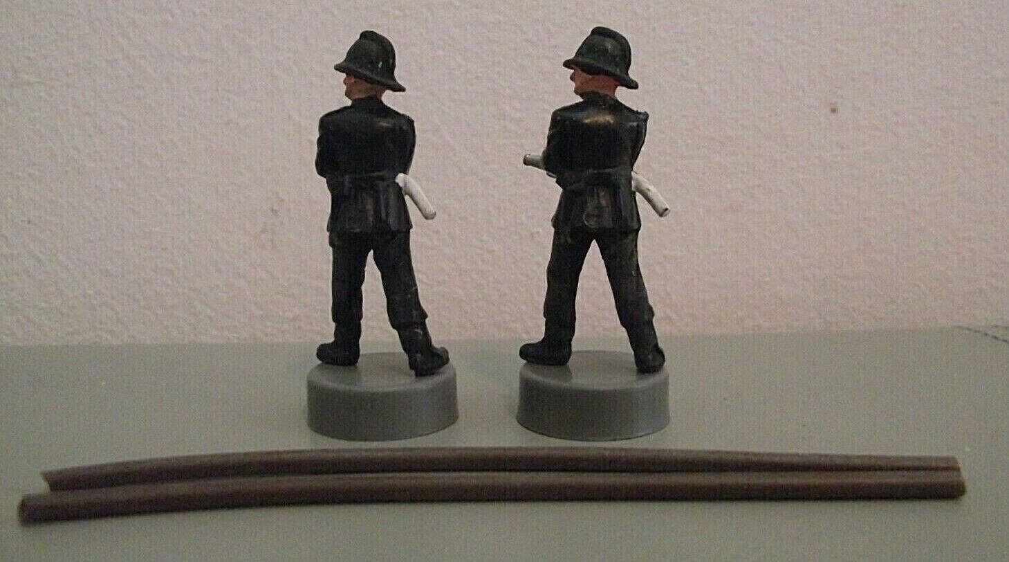 Original Spot-On Firemen figures x2 with Repro Brown Rubber Hoses - (ODD153) - Picture 2 of 3