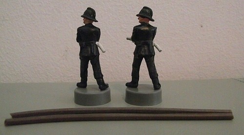 Original Spot-On Firemen figures x2 with Repro Brown Rubber Hoses - (ODD153) - Picture 2 of 3