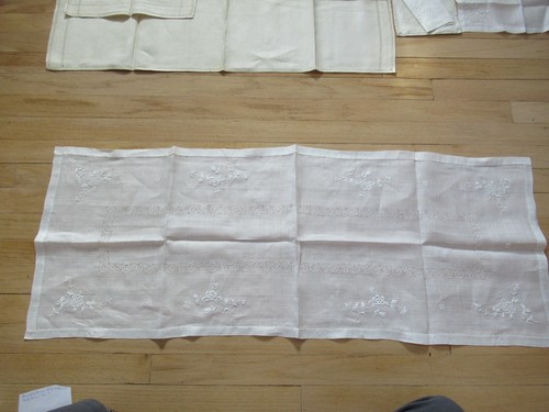 Vintage Tischläufer Leinen weiß mit Blumenstickerei und Spitze - Bild 1 von 5