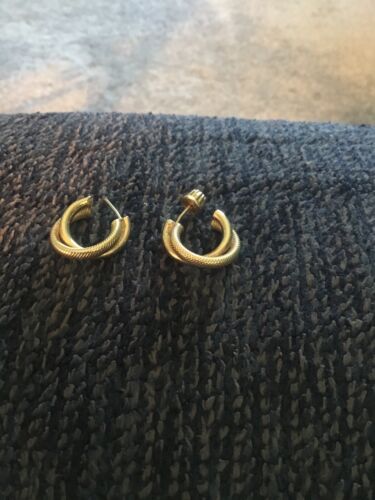 14 Karat Gelbgold Paar durchbohrte Ohrringe 4,1 Gramm (1 Rückseite fehlt)