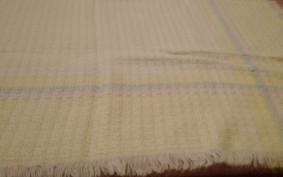 Manta para bebé Churchill Weavers amarillo azul rosa tejida a mano Orlon flecos acrílicos Foto 4 de 4