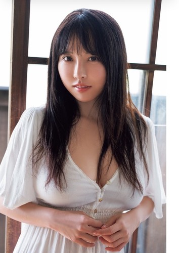 Hotaru Kusakabe's photo book "Red Thread" - Picture 1 of 6