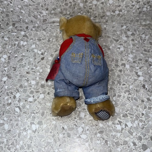 Mono camisero rojo de felpa de oso de peluche Jean azul de 7,5" con sonajero para bebé - Imagen 6 de 14