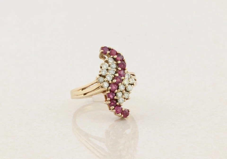 Anillo de boda de diamantes rubí rojo creado en laboratorio de corte redondo de 2 quilates enchapado en oro amarillo de 14 quilates Foto 4 de 4