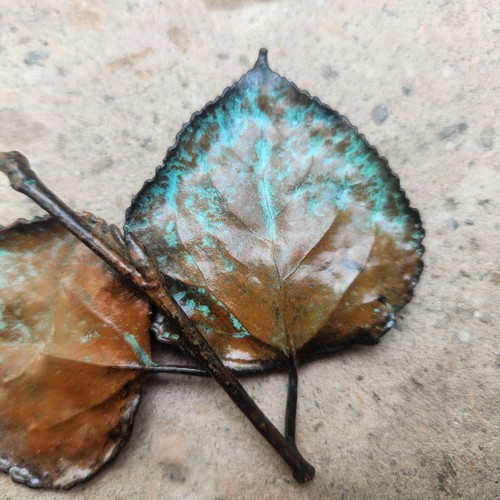 Broche prendedor Nature's Creations hoja de álamo 3" bronce cobre verde dos hojas ramita - Imagen 3 de 8