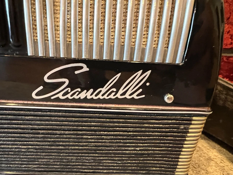 Acordeón Scandalli Tamaño Completo Negro Brillo con Estuche 41/120 Bajo - Hecho en Italia Foto 2 de 4