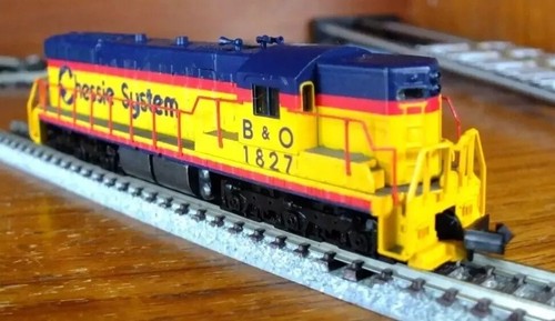 Life Like 7780 N gauge EMD SD7 diesel loco in Chessie System livery - Picture 4 of 12