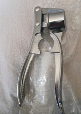 Havy Duty Garlic Squeeze Garlic Press Bottle Opener Kitchen Tool and Nut Crusher