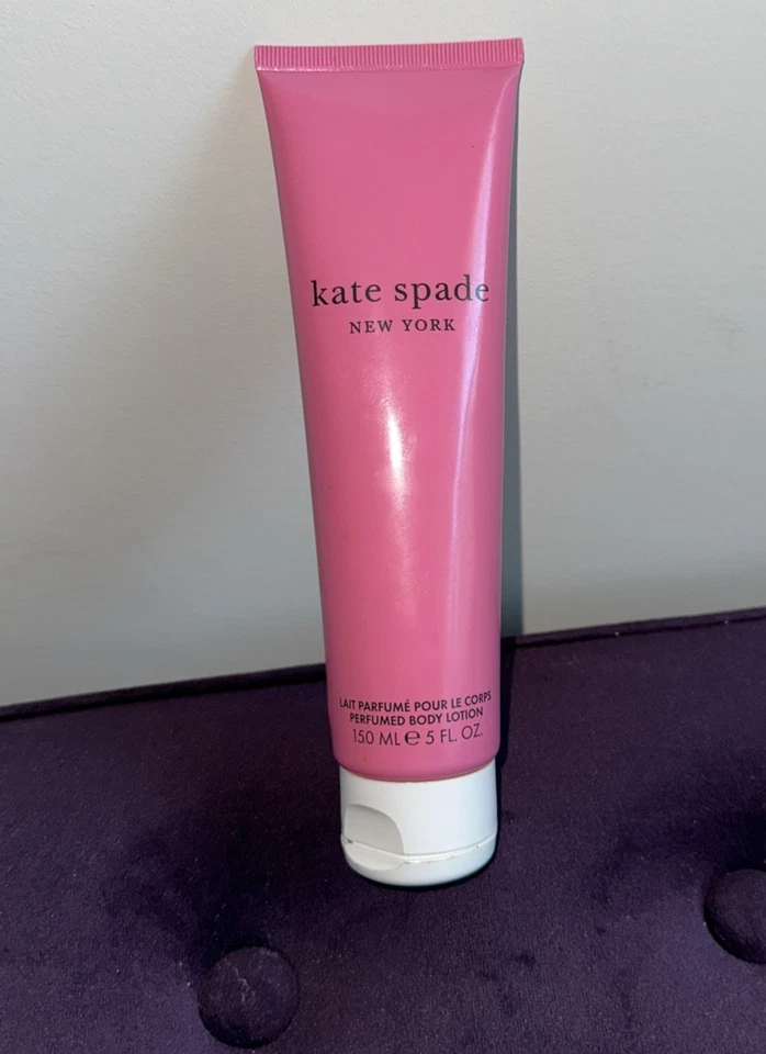 Loción corporal perfumada Kate Spade New York 5 FL OZ floral y afrutada Foto 2 de 4