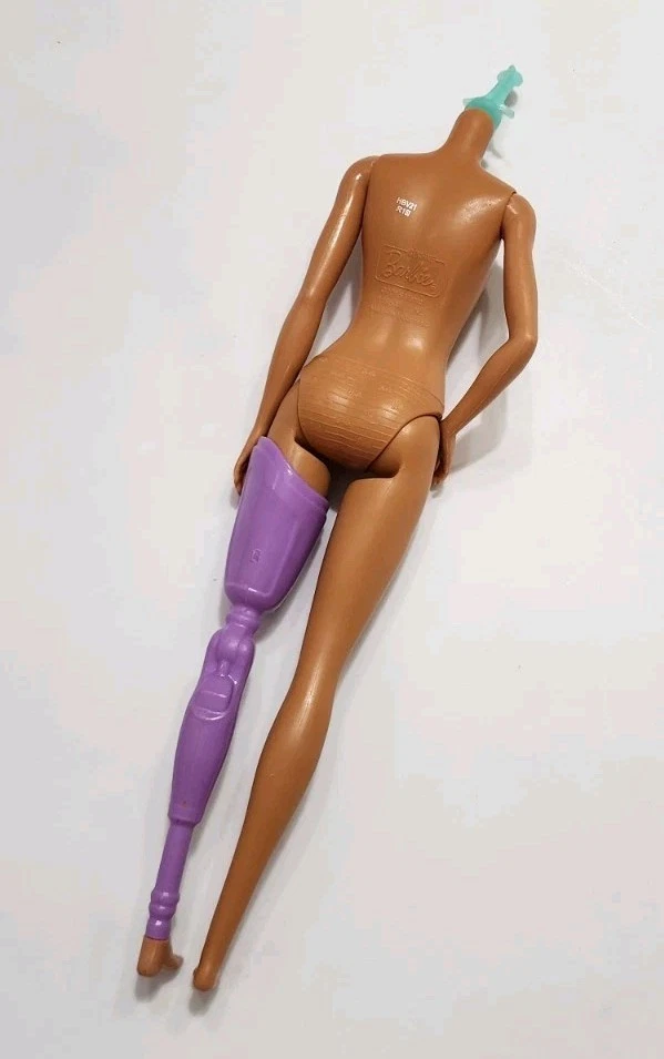 MUÑECA BARBIE DESNUDA SOLO PIERNA PROSTÉTICA MODERNA HISPANA AA PARA REPUESTO ROBLE Foto 4 de 4