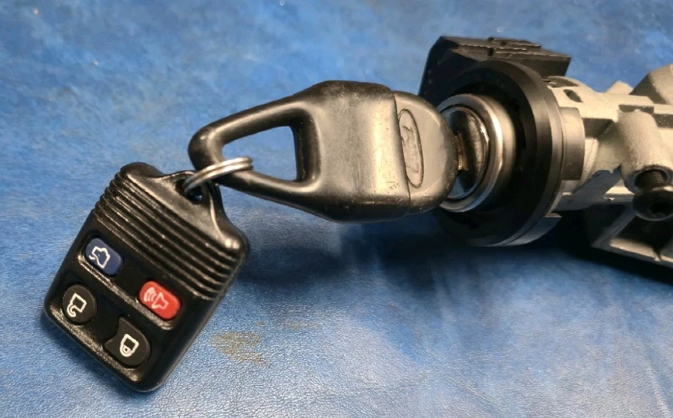 Ford Mustang 2005-2014 OEM INTERRUPTOR DE ENCENDIDO CONJUNTO CON LLAVE   Foto 2 de 4