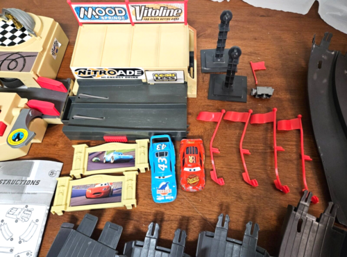 Disney Pixar Cars Radiator Springs Classic Piston Cup 500 Diecast Auto Spielset - Bild 7 von 17