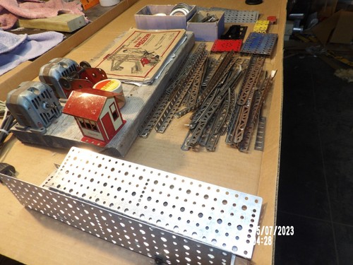 1 or 2 Vintage Gilbert Erector Sets 1939 2 motors 2 books - Picture 4 of 23