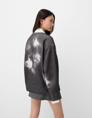 Suéter Bershka Crepúsculo Cuello Simulado - Gráfico Edward Cullen - Talla XS-S - Imagen 7 de 9