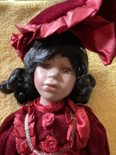 "Muñeca de porcelana adorna un elegante vestido rojo con un paraguas soportes de 17"" de alto" - Imagen 2 de 4