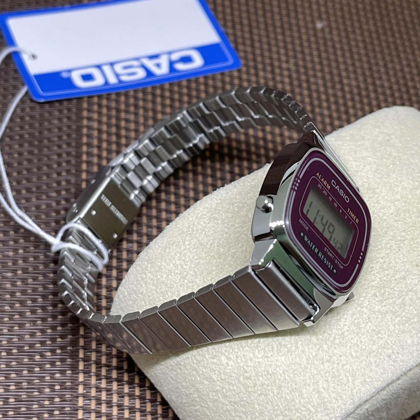 Reloj Mujer Casio Retro Vintage malla fina Plateado/Bordo La670wa