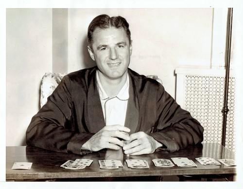 1940 Press Photo NY Giants Baseball Star Billy Jurges plays solitaire card game - Picture 1 of 2