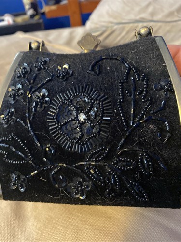 Borsa/frizione in velluto/velour nero con perline della collezione Ermo accento ottone - Foto 9 di 12