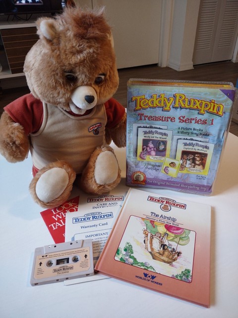 Teddy Ruxpin Bear 1985 incl. Airship Cassette & Book. Treasure Series 1 Sealed. QR10656 Teddy Ruxpin Bear 1985 incl. Airship Cassette & Book. Treasure Series 1 Sealed. QR10656