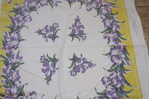 Vtg Tablecloth - Purple and White Iris with Yellow Trim Design 40 1/2" x 50 3/4" - 第 4/4 張圖片