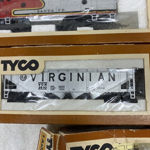 Ho Scale Tyco "Diesel" "GP-20" Powered-lighted "Santa Fe" 228B-4015 - Picture 10 of 11