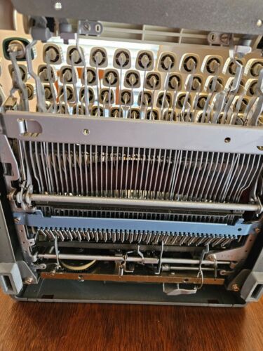 WORKING SCRIPT / CURSIVE 1960s Olympia SM9 Portable Typewriter w/Case & Booklet - Picture 10 of 16