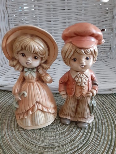 Conjunto de ropa de vestir vintage años 70 cerámica niña niño sombreros grandes paraguas estatuas MCM - Imagen 7 de 13