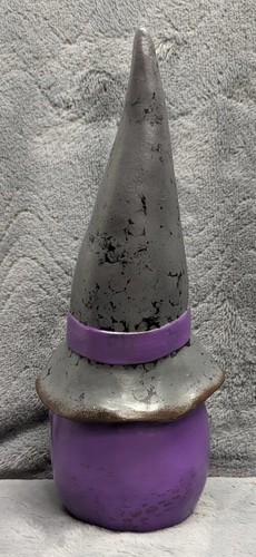 Keramik Wichtel mit schwarzem Hexenhut lila Gewand und Jack o' Laterne 14" sehr guter Zustand - Bild 4 von 6