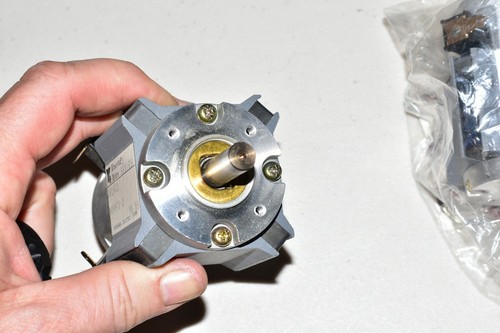 NEW Yaskawa MINERTIA J Series MOTOR, J02SC2  909971-2, 4 Available - Picture 3 of 6