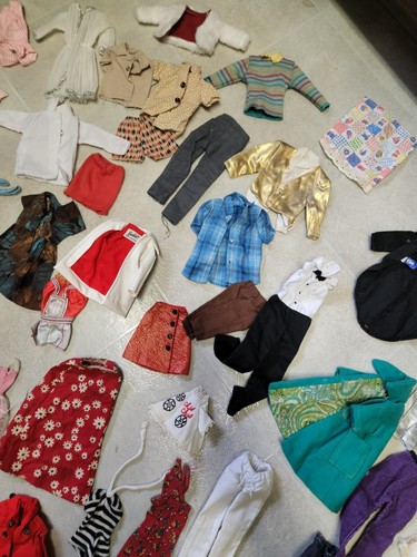 LARGE LOT OF VINTAGE BARBIE DOLL CLOTHES 1960s 1970s - Picture 6 of 12