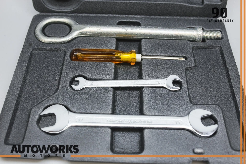 04-08 Kit de herramientas de rueda de neumático de repuesto de emergencia Maserati Quattroporte M139 OEM Foto 3 de 4