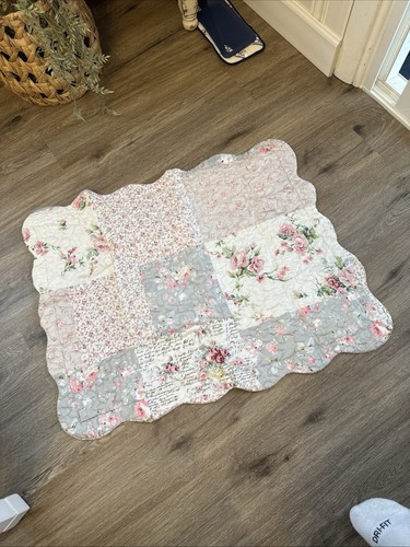 Queen pillow shams, reversible Floral Patchwork, Beautiful Condition - Picture 7 of 7