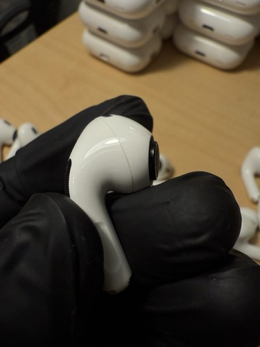 Remplacement USB-C Apple AirPods Pro 2e génération - Côté droit UNIQUEMENT A3047 - « Grade B » - Photo 2 sur 4