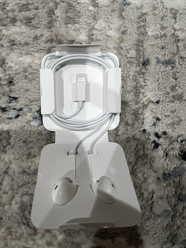 Apple EarPods Headphones w/ Lightning Connector for iPhone - Genuine OEM - New - Photo 2 sur 2