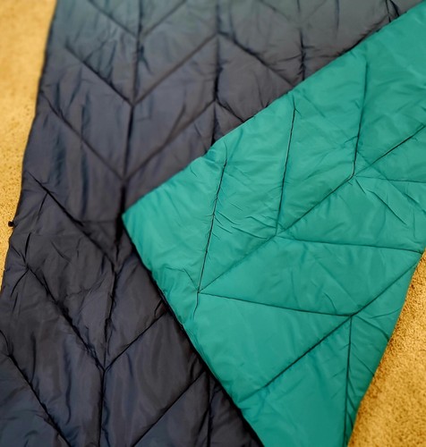 MEMBER'S MARK 5'X7' OVERSIZED WEATHER RESISTANT WATER REPELLENT CAMPING BLANKET - Picture 3 of 9