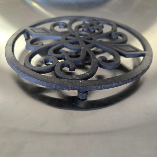 Almohadilla caliente de cocina negra con diseño de desplazamiento de corazón ornamentado redondo trivet de hierro fundido - Imagen 3 de 7