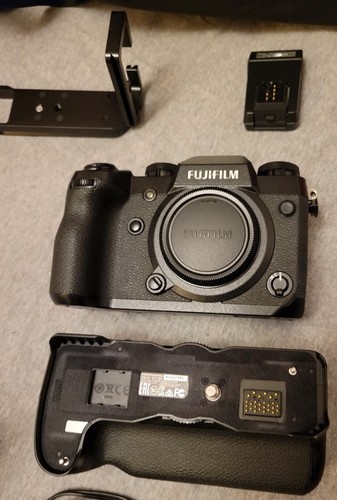 FUJI X-H1 CAMERA w/VPB-XH1 BATTERY GRIP & (3) THREE LENSES - Picture 10 of 24